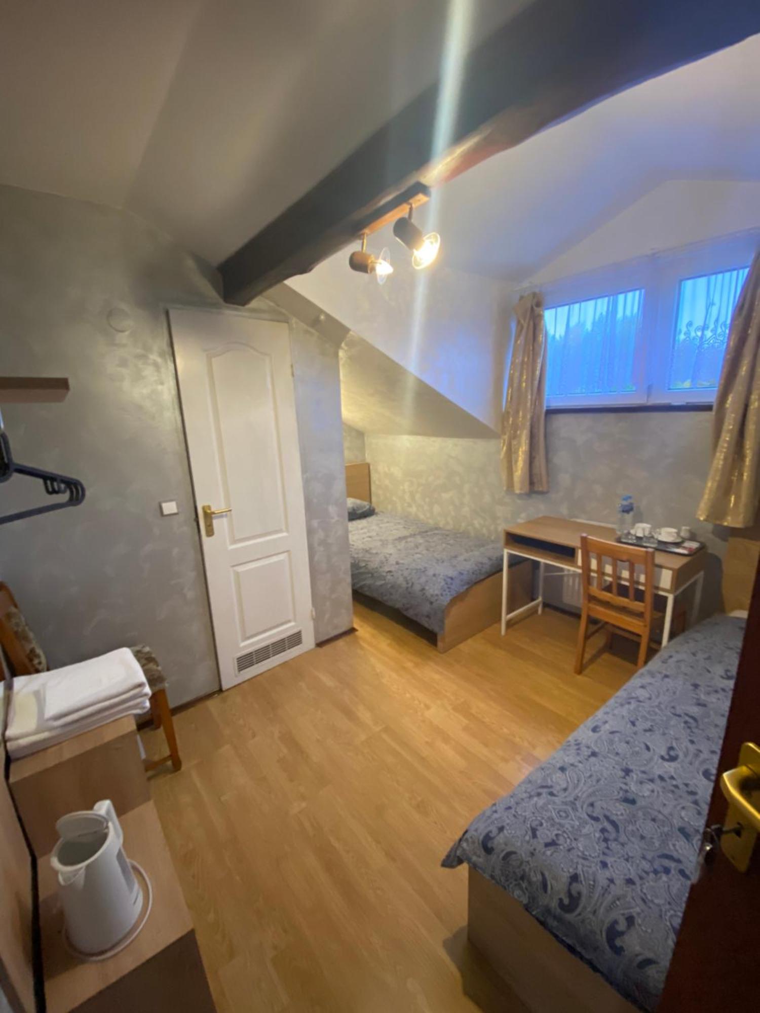 Hostel Homies Inn Celiny  Екстериор снимка
